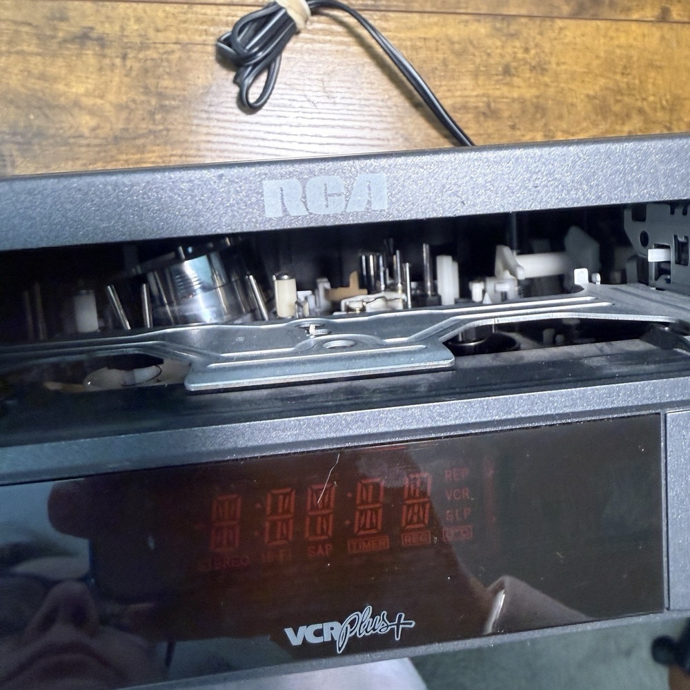 RCA VCR Plus VR517 4-Head  VHS Video Tape Cassette Recorder Powers on‎ No Remote - Picture 2 of 8